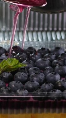 Jelatini ev yemeklerinde sağlıklı eklemler için kullanırdım. Plastik şeftali kabına birkaç kat meyve jölesi dök.