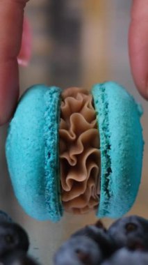 Beyaz ahşap masada lezzetli badem kurabiyeleri ve yabanmersinleri, yakın plan. Yüksek kalite fotoğraf