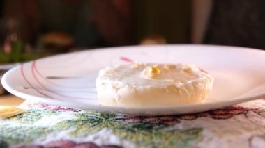 Mayonezli çöreğe hardal dök. Hamburger hazırla. Hardal sosu ve ketçap bir derede ekmeğin üzerine akar.