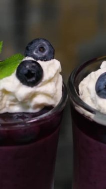 Beyaz arka planda yabanmersinli cheesecake. Yüksek kalite fotoğraf