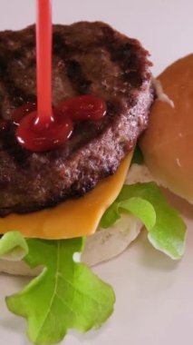 Profesyonel aşçı, restoranın mutfağında hamburger katlar. Yüksek kalite 4k görüntü