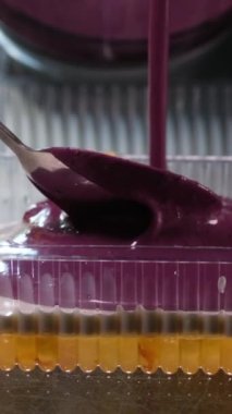 Beyaz arka planda yabanmersinli cheesecake. Yüksek kalite fotoğraf