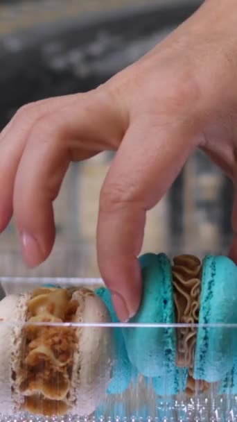 Les Mains Des Filles Sortent Les Macarons Emballage — Video
