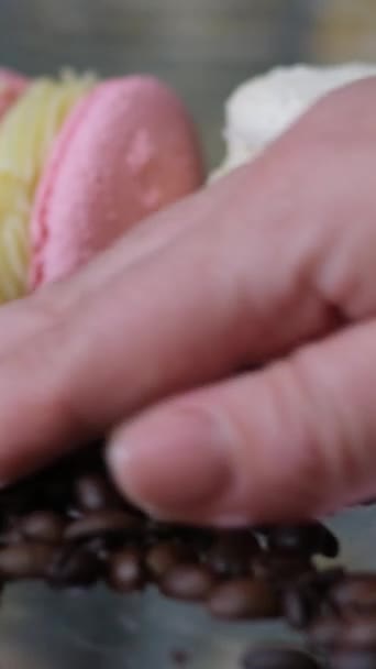 Французькі Макаруни Кавові Зерна Чашка Чорної Кави Столі Крупним Планом — стокове відео