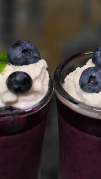 Festa Due Dolci Bicchiere Vetro Due Mani Prendono Dessert Mirtilli — Video Stock