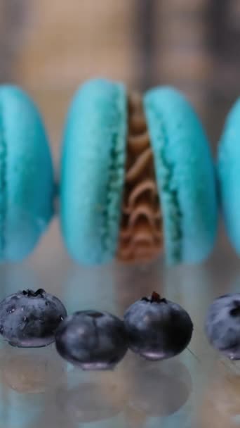 Mirtilli Rotolare Tavolo Vetro Contro Macaron Sfondo Blu Delizioso Cibo — Video Stock