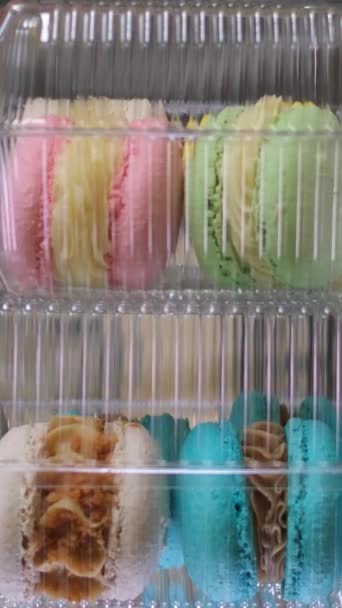 Recipientes Plástico Com Macaroons Sobremesa Uma Caixa Mãos Femininas Multicoloridas — Vídeo de Stock