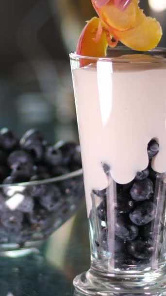 Rosafarbener Beeren Smoothie Ins Glas Gießen Gesundes Sommergetränk Beeren Milchshake — Stockvideo