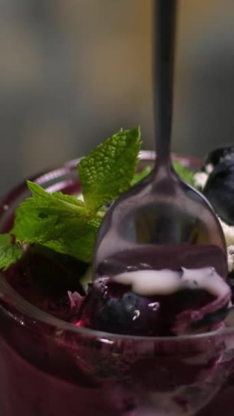 Tesked Från Glaskopp Läcker Blåbär Dessert Med Mynta Och Grädde — Stockvideo