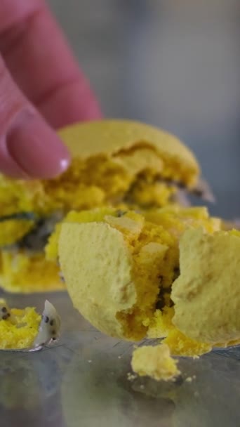 Mão Feminina Descuidadamente Desmorona Corta Macarons Com Sobremesa Francesa Com — Vídeo de Stock
