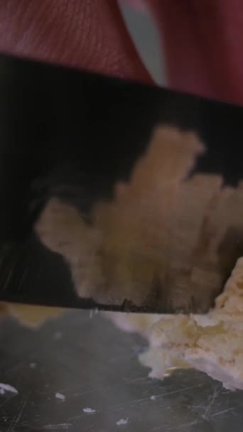 마카롱 자르십시오 맛있는 마카롱 디저트 프랑스 달콤한 섬세함은 콘크리트 스탠드에 — 비디오