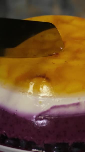 Ciasto Galaretką Ostrym Nożem Brzoskwinia Brzoskwinia Biały Twarożek Sernik Preparat — Wideo stockowe
