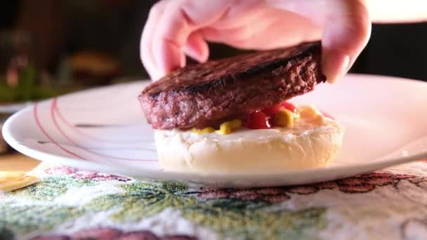 Placez Une Grande Galette Boeuf Sur Une Presse Sandwich Barbecue — Video