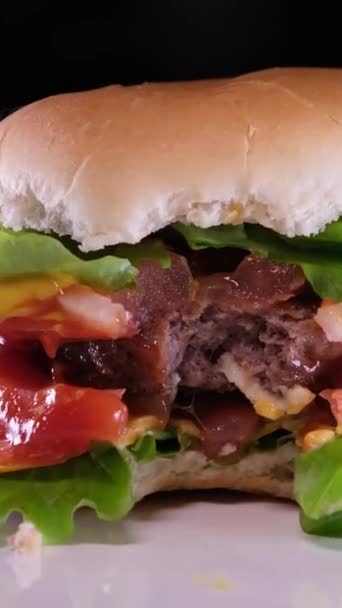 Video Overhead Shot Bitten Burger Bun White Plate Copy Space — Stock Video