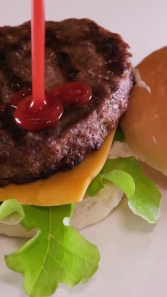 Bucătarul Profesionist Pliază Burger Bord Bucătăria Restaurantului Aproape Imagini Înaltă — Videoclip de stoc