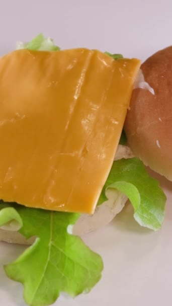 Pão Fresco Apetitoso Com Sementes Gergelim Para Cair Hambúrguer Grande — Vídeo de Stock