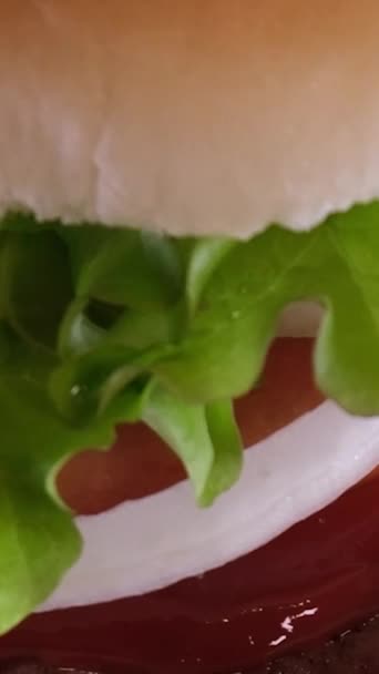 Επαγγελματίας Μάγειρας Διπλώνει Ένα Burger Επί Του Σκάφους Στην Κουζίνα — Αρχείο Βίντεο