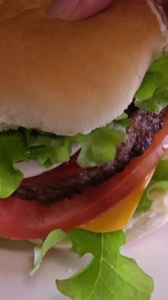 Verbazingwekkende Smakelijke Hamburger Met Verschillende Verse Ingrediënten Broodjes Een Houten — Stockvideo