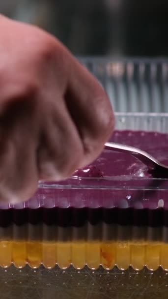 음식에 건강한 합동을 젤라틴을 사용하여 플라스틱 용기에 젤리의 복숭아 Curd — 비디오