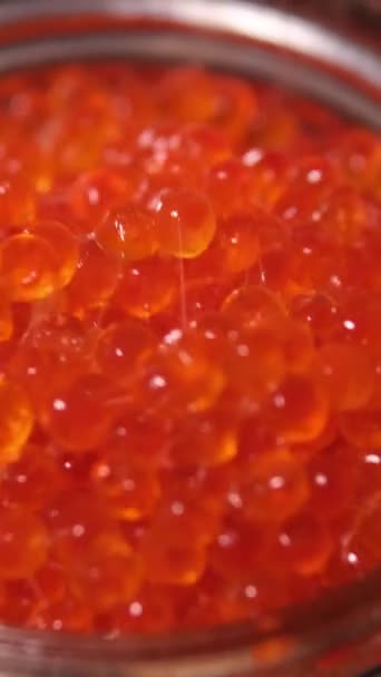 Delicioso Caviar Rojo Frasco Vidrio Pestillo Sacar Abiertamente Con Una — Vídeos de Stock