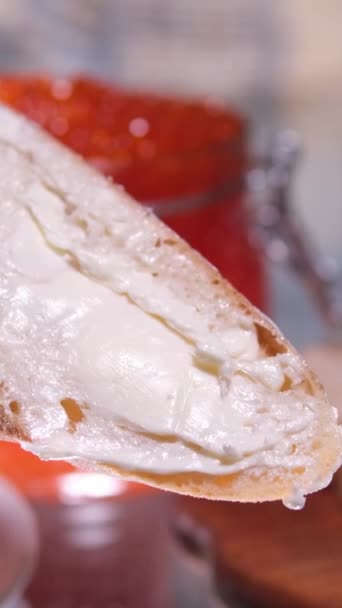 Broodjes Maken Met Brood Boter Zalmkaviaar Close Hoge Kwaliteit Beeldmateriaal — Stockvideo