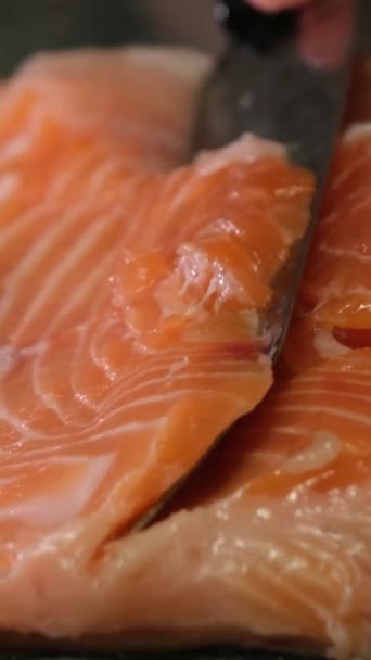 赤魚サーモンを塩漬けにするプロセスは 魚を塩で覆い しばらくの間おいしい健康食品天然産物シーフードの女性の手を閉じるためにそれを残します クリーンフィッシュ — ストック動画