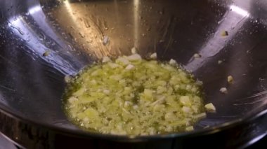 Kızartma tavasında sığır eti pişirmek için doğranmış sarımsak ve zencefil ekleyin. Zeytinyağında pişmiş çiğ et yakın plan Oriental gıda vermicelli Wok sıcak yağ sıçramalarını pişirmeye başlar. Pişerken çiğ et