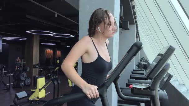 Genç Bir Kadından Güzel Bir Figür Yarat Spor Salonunda Çalışan — Stok video