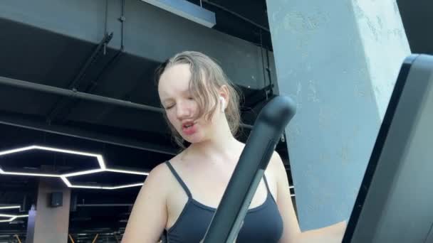 Genç Bir Kadından Güzel Bir Figür Yarat Spor Salonunda Çalışan — Stok video