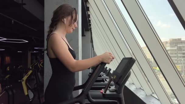 기계에 다리를 체육관에서 소녀에서 그림을 만들기 헤드폰 우크라이나 Vinnitsa 2023 — 비디오