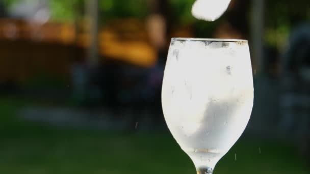Versare Limonata Con Ghiaccio Ghiaccio Bicchiere Versare Soda Acqua Gettare — Video Stock