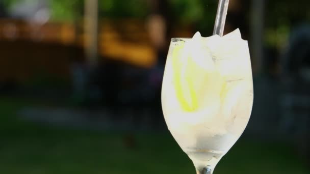 Versare Limonata Con Ghiaccio Ghiaccio Bicchiere Versare Soda Acqua Gettare — Video Stock