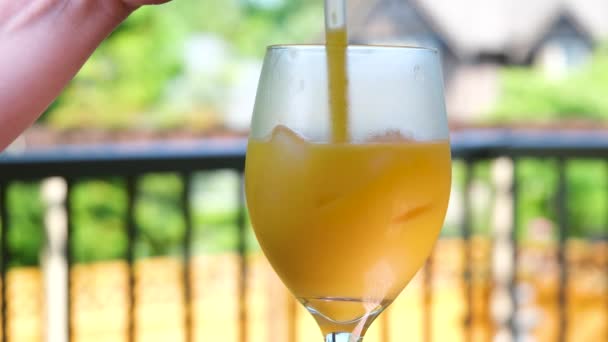 喝橙汁加冰特写玻璃杯吸管穿过吸管冷饮搅拌冰块冷却夏天 在高温下饮酒 — 图库视频影像