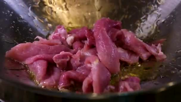 Apróra Vágott Fokhagyma Gyömbér Hozzáadása Marhahúshoz Egy Serpenyőben Nyers Húst — Stock videók