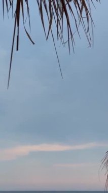 Güzel bir yaz günü, sabahın erken saatlerinde Arnavutluk Riviera 'sı boyunca resim gibi yazlık kulübeler. Arnavutluk 'un Borsh köyündeki sahil. Açık gökyüzü tatilcileri. İnsanlar güzel deniz İyon denizi.