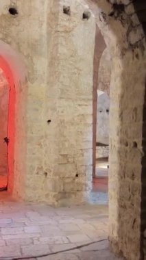 Porto Palermo Kalesi. Tepelensky 'li Ali Paşa, Venedik kalesinin yıkıntıları üzerine inşa edilen Ali Paşa Osmanlı İmparatorluğu' nun en zalim zorbalarından biriydi.