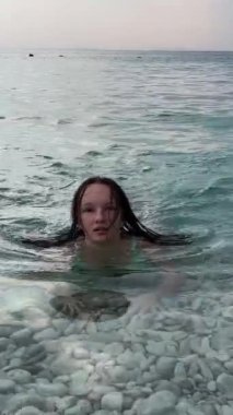 Güzel bir yaz günü, sabahın erken saatlerinde Arnavutluk Riviera 'sı boyunca resim gibi yazlık kulübeler. Arnavutluk 'un Borsh köyündeki sahil. Açık gökyüzü tatilcileri. İnsanlar güzel deniz İyon denizi.