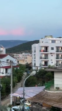 Arnavutluk 'un Kemil Saranta kentinde Avrupa' da tatil, sokak manzaraları, turistlerin evleri, turistlerin tatilleri, fotoğraf çekimleri, güzellik rahatlatıcı yaz manzaraları. Sahil sezonu