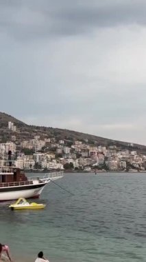 Arnavutluk Merkez Caddesi Embankment otomobilleri Arnavutluk şehrinde turist hayatı yaşıyor İyon Denizi sahillerinde gerçek hayat hikayeleri gezginler deniz gezisinde Arnavutluk Saranta 09.09.2023
