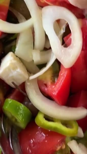 Görög Salátát Tálalnak Egy Tányérra Egy Salátáskanállal Pizza Háttérben Egyik — Stock videók