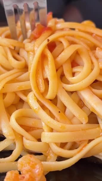Deliciosa Pasta Italiana Mariscos Con Mejillones Camarones Chef Aspersión Plato — Vídeos de Stock