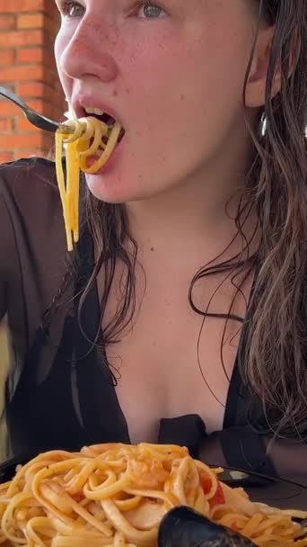 Delektując Się Sea Close Owoców Morza Spaghetti Małży Curry Pikantne — Wideo stockowe