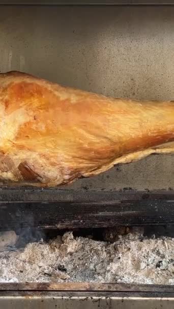 烤整只羊肉 用金属制的旋转棒在火上烤着 金黄色的酥皮 羊肉烤着 高质量的4K镜头 — 图库视频影像