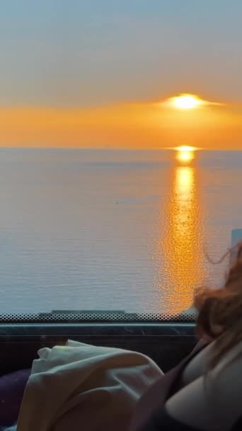 Дівчина Пухнастим Волоссям Дивиться Відстань Автобусі Дивиться Захід Сонця Красиві — стокове відео