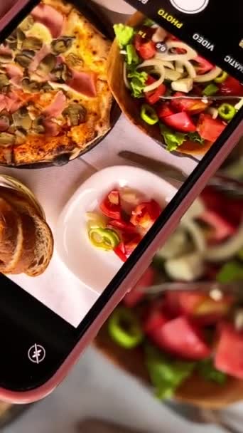 Robienie Zdjęć Jedzenia Spotkaniach Towarzyskich Sieci Iphone Pizza Caesar Chleb — Wideo stockowe