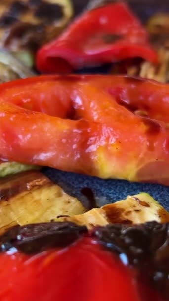 Grilovaná Barevná Zeleninová Paprika Cuketa Lilek Talíři Světle Šedé Břidlici — Stock video