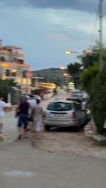ケミル風景の街の海によるヨーロッパでの休暇 街の景色 家の人々 観光客 ビデオ撮影 美しさのリラクゼーション夏 ビーチシーズン アルバニア 2023 — ストック動画