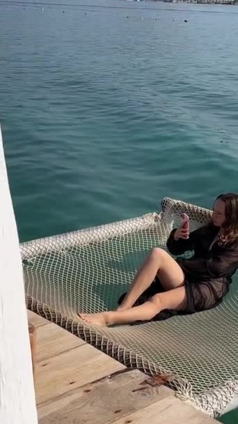 Vip Vacaciones Junto Mar Albania Primera Línea Hamaca Sobre Mujer — Vídeos de Stock