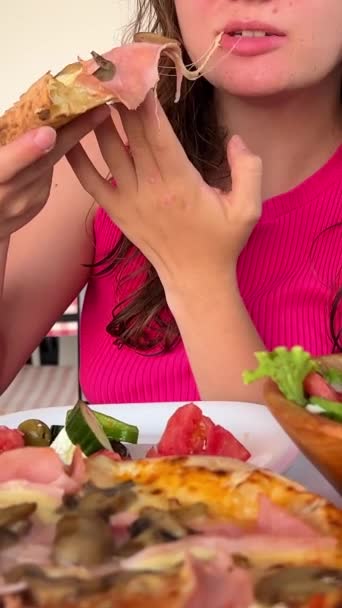 Řecký Salát Podávaný Talíř Salátovou Lžičkou Pizzou Pozadí Jedné Restaurací — Stock video