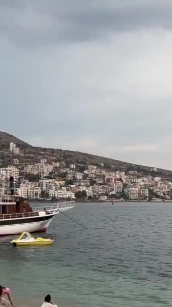 Albanien Central Street Bankomat Bilar Människor Turister Liv Staden Albanien — Stockvideo